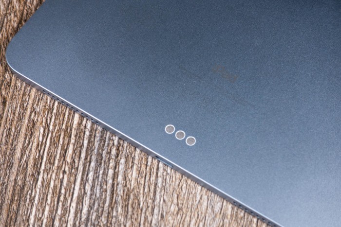 Ebenfalls vom iPad Pro &uuml;bernommen: die Konktaktfl&auml;chen, &uuml;ber die Zubeh&ouml;r wie das Magic Keyboard angeschlossen werden kann. (Bild: Tobias K&ouml;ltzsch/Golem.de)