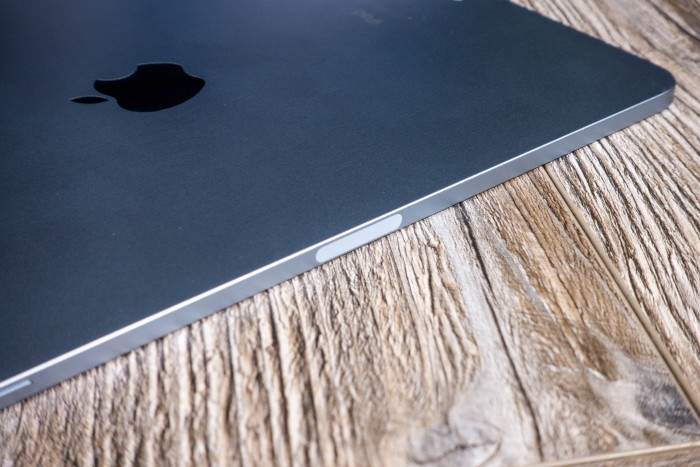 An der Seite ist wie beim iPad Pro eine magnetische Halterung f&uuml;r den Apple Pencil 2 angebracht, der dort auch gleich geladen wird. (Bild: Tobias K&ouml;ltzsch/Golem.de)