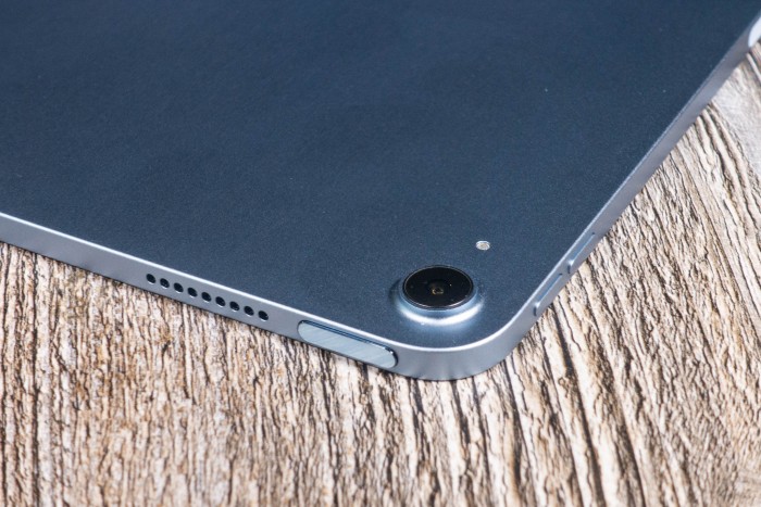 Der Touch-ID-Sensor ist in den Einschalter im Rahmen gewandert. (Bild: Tobias K&ouml;ltzsch/Golem.de)