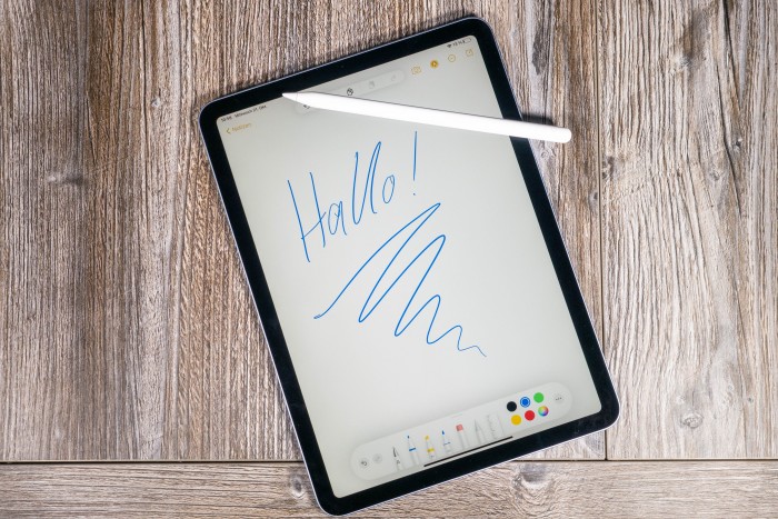 Der Apple Pencil 2 und das neue iPad Air (Bild: Tobias K&ouml;ltzsch/Golem.de)