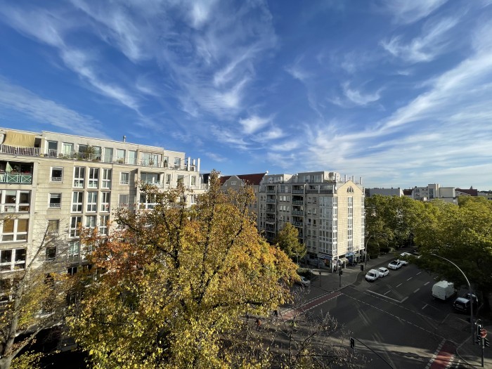 Auch bei der Superweitwinkelaufnahme ist die Bilddynamik wieder sehr ausgeglichen und der Himmel sehr blau. (Bild: Tobias K&ouml;ltzsch/Golem.de)