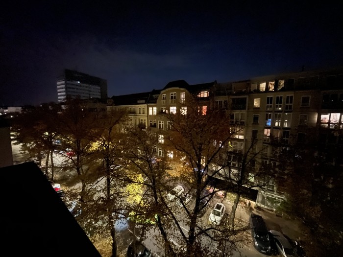 ... k&ouml;nnen wir den Nachtmodus jetzt auch mit der Superweitwinkelkamera verwenden - die Belichtung ist bei der Hauptkamera allerdings besser. (Bild: Tobias K&ouml;ltzsch/Golem.de)