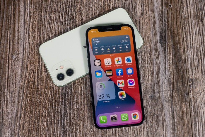 Das OLED-Display ist bei beiden Modellen 6,1 Zoll gro&szlig;. (Bild: Tobias K&ouml;ltzsch/Golem.de)