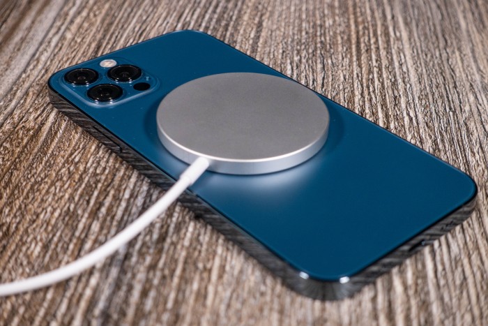 Die Verbindung ist stark genug, um nicht aus Versehen abzurei&szlig;en. (Bild: Tobias K&ouml;ltzsch/Golem.de)