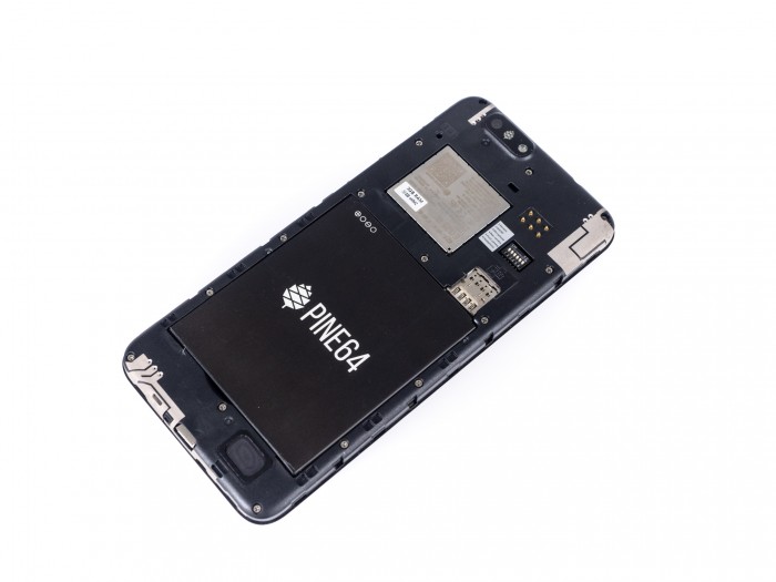 Die R&uuml;ckseite des Pinephones ist abnehmbar. (Bild: Martin Wolf, Golem.de)