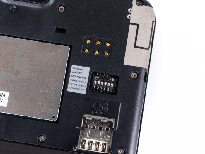 Die Hardwareschalter erlauben die Unterbrechung von Modem, WLAN, Mikrofon und weiteren Komponenten.(Bild: Martin Wolf, Golem.de)