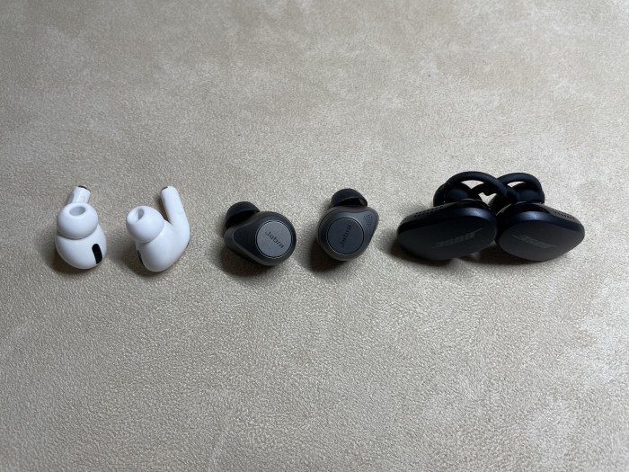 Größenvergleich Apple Airpods Pro, Jabra Elite 85t und Bose Quiet Comfort Earbuds (Bild: Ingo Pakalski/Golem.de)