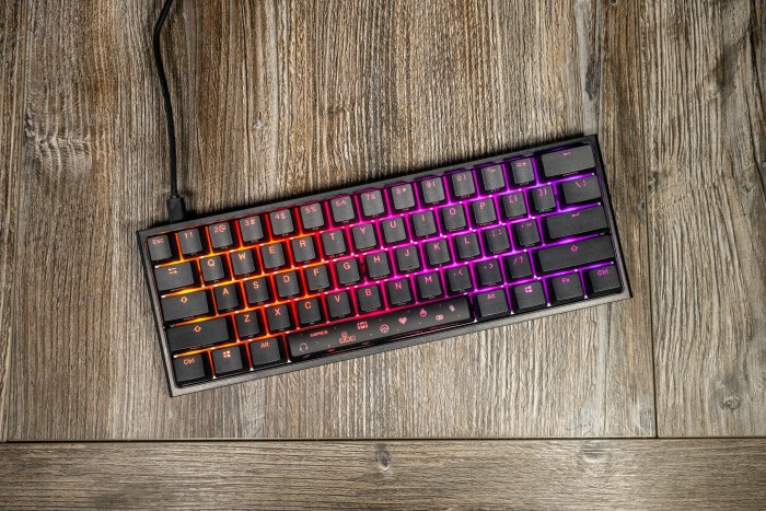 Die HyperX x Ducky One 2 Mini ist eine 60-Prozent-Tastatur mit RGB-Beleuchtung und Onboard-Programmierung. (Bild: Tobias Költzsch/Golem.de)