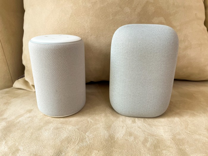 Echo3 und Nest Audio im Größenvergleich (Bild: Ingo Pakalski/Golem.de)