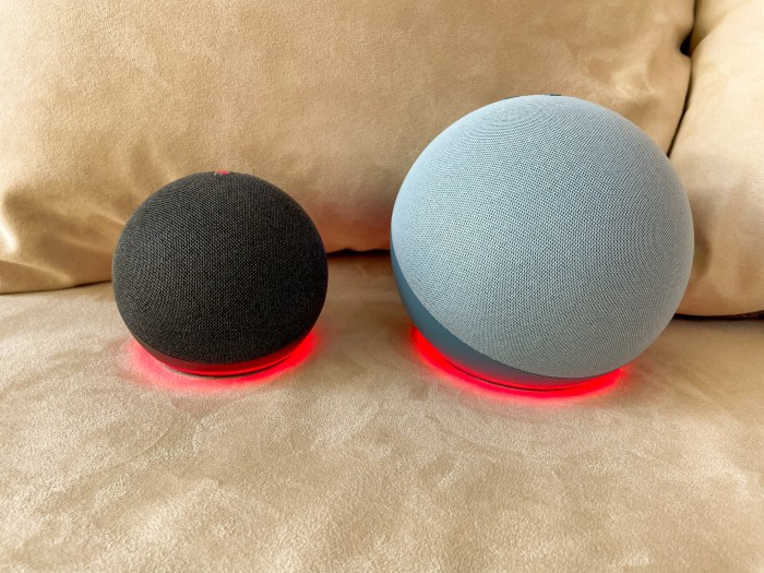 Echo Dot 4 und Echo lauschen gerade. (Bild: Ingo Pakalski/Golem.de)