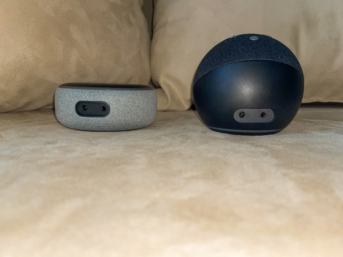 An der Rückseite haben Echo Dot 3 und Echo Dot 4 eine 3,5-mm-Klinkenbuchse als Ausgang. (Bild: Ingo Pakalski/Golem.de)