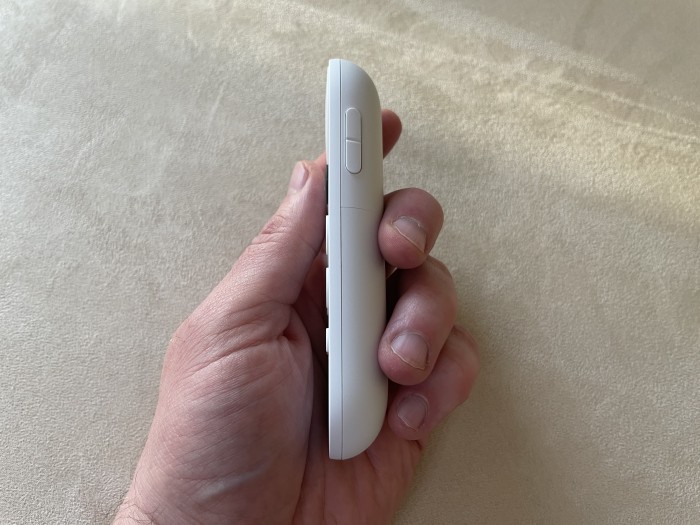 Die Lautstärketasten sind an der Seite der Fernbedienung des Chromecast mit Google TV zu finden. (Bild: Ingo Pakalski/Golem.de)