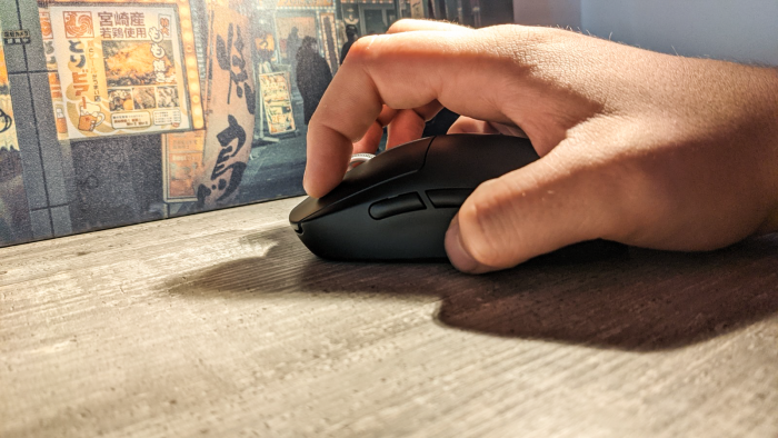 Die Maus lässt sich in verschiedenen Griffen nutzen (Bild: Oliver Nickel/Golem.de)