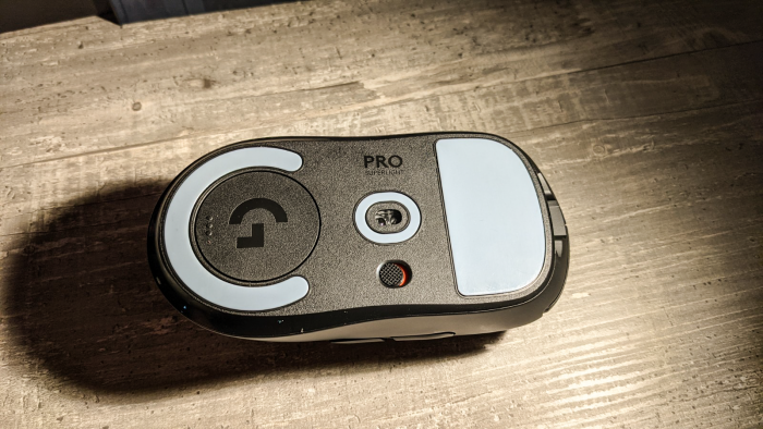 Viele Gleitpads an der Unterseite (Bild: Oliver Nickel/Golem.de)