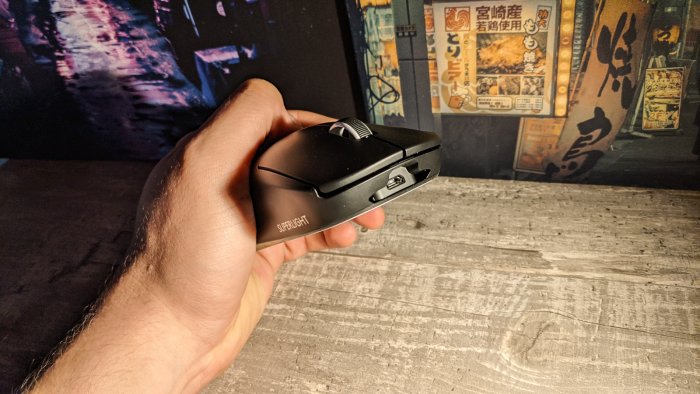 Aufladen per Micro-USB (Bild: Oliver Nickel/Golem.de)