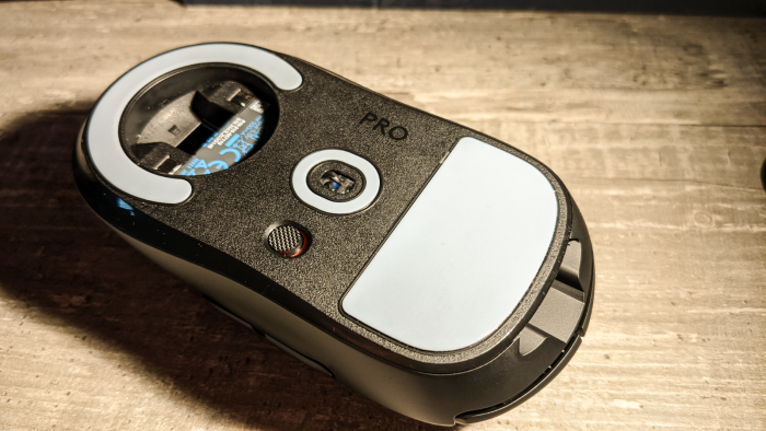 Viele Gleitpads an der Unterseite (Bild: Oliver Nickel/Golem.de)