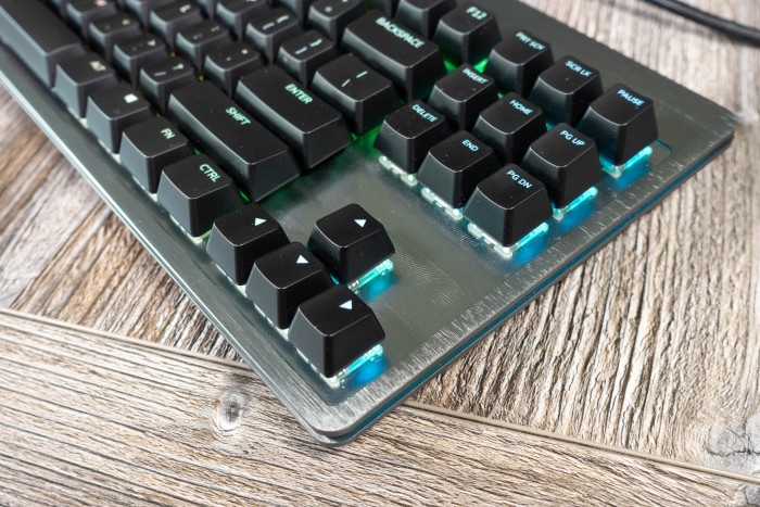 Die Deckplatte ist aus gebürstetem und gefrästem Aluminium. (Bild: Tobias Költzsch/Golem.de)