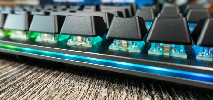 Im Gehäuserand verläuft ein RGB-Beleuchtungsstreifen. (Bild: Tobias Költzsch/Golem.de)