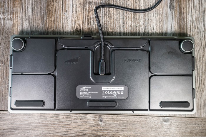 Die Rückseite bietet zahlreiche Möglichkeiten, Kabel unterhalb der Tastatur zu verlegen. (Bild: Tobias Költzsch/Golem.de)