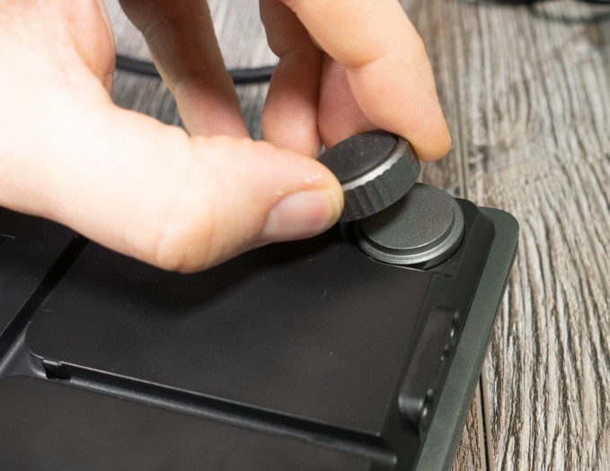 Die Höhe wird über magnetische Scheiben reguliert. (Bild: Tobias Költzsch/Golem.de)