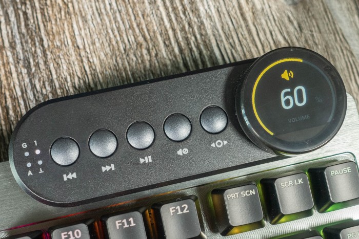 Das Media Dock bietet Medientasten sowie zahlreiche weitere Einstellungsmöglichkeiten über ein Drehrad mit Display. (Bild: Tobias Költzsch/Golem.de) 