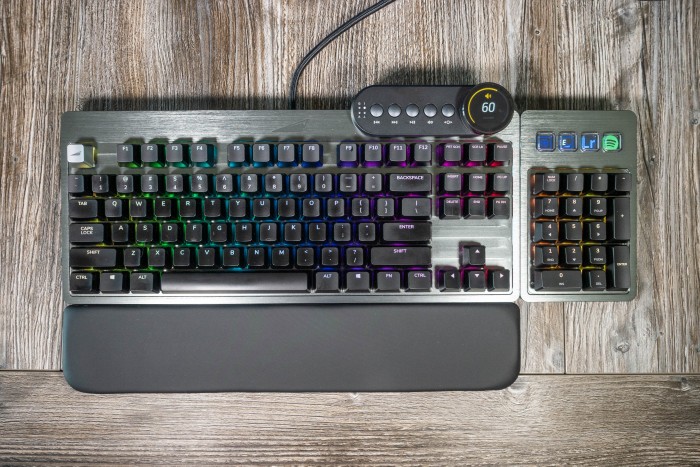 Die Mountain Everest in voller Ausstattung mit Nummernblock, Media Dock und Handballenauflage. (Bild: Tobias Költzsch/Golem.de)