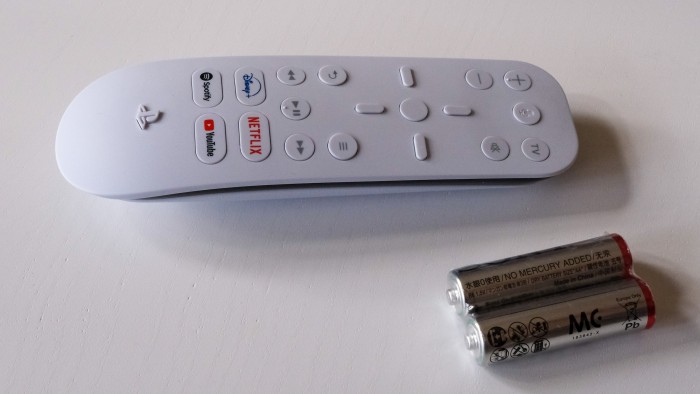 Die Fernbedienung der PS5 wird mit zwei Batterien ausgeliefert. (Golem.de / Peter Steinlechner)