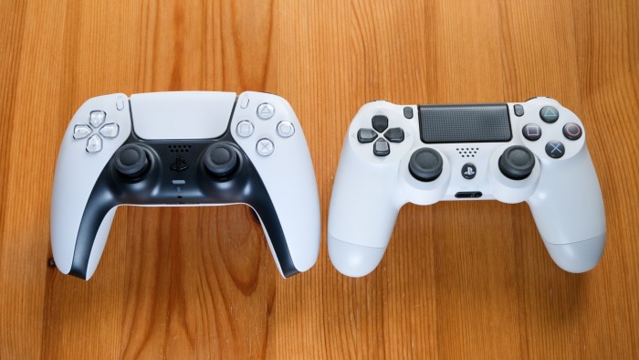 Der neue Dualsense (links) wiegt etwas mehr als der Dualshock der PS4. (Bild: Foto: Golem.de/Peter Steinlechner)