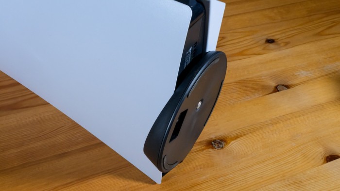 Der Standfuß der PS5 muss laut Sony für den Betrieb im Stehen angeschraubt werden. (Bild: Foto: Golem.de/Peter Steinlechner)