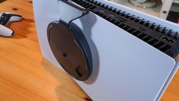 Im Liegen wird der Standfuß nur angeklemmt und sitzt nicht sehr fest. (Bild: Foto: Golem.de/Peter Steinlechner)