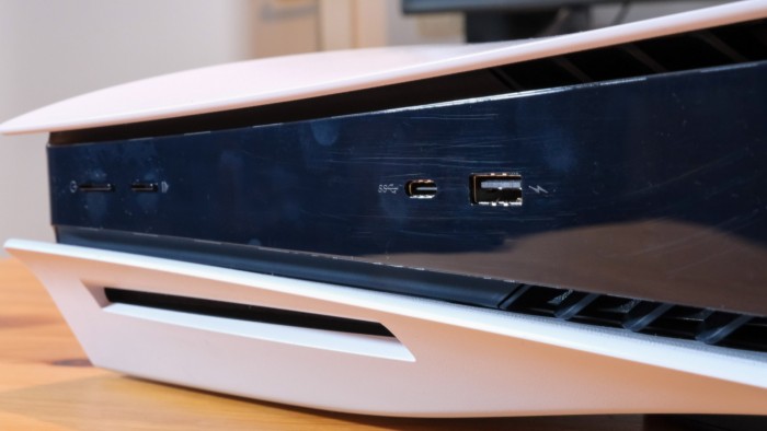 Auf der Vorderseite befinden sich zwei USB-Anschlüsse. (Bild: Foto: Golem.de/Peter Steinlechner)