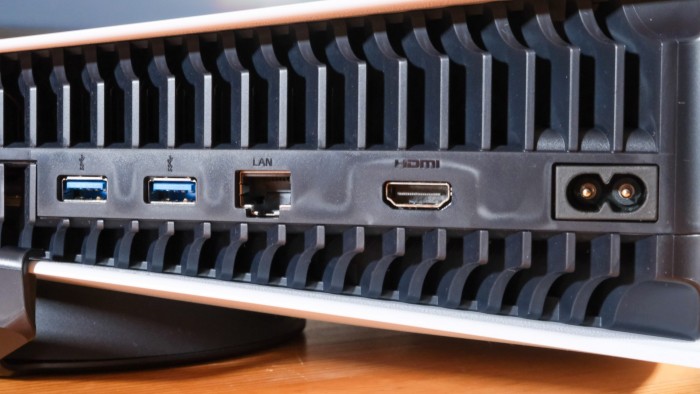 Die meisten Anschlüsse befinden sich an der Rückseite der PS5. (Bild: Foto: Golem.de/Peter Steinlechner)