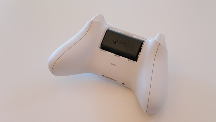 In unserem Xbox-Series-Gamepad befindet sich ein Xbox-One-Akku - und funktiniert ohne Probleme. (Bild: Golem.de / Peter Steinlechner)