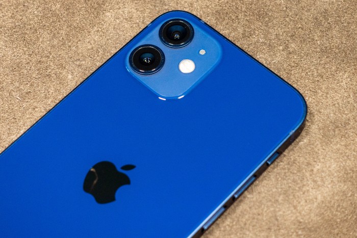 Auf der Rückseite ist die gleiche Dualkamera wie beim iPhone 12 verbaut. (Bild: Tobias Költzsch/Golem.de)