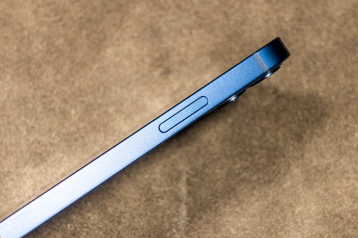 Das iPhone 12 Mini hat einen Rahmen aus Aluminium. (Bild: Tobias Költzsch/Golem.de)