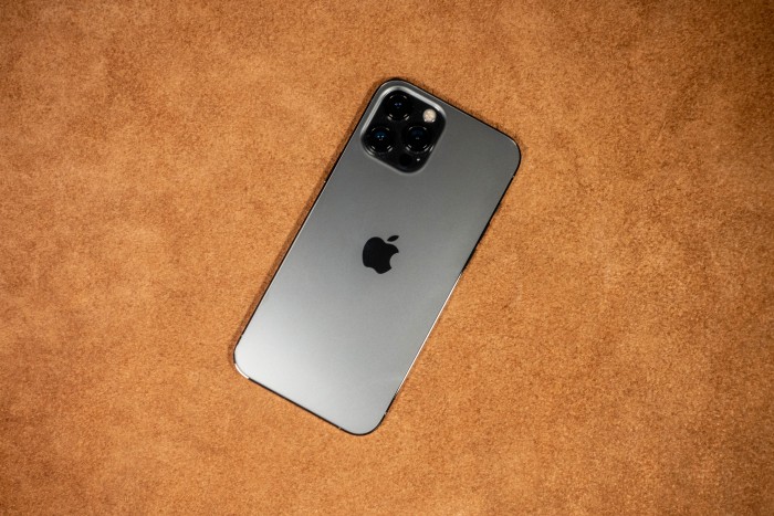 Die Kamera auf der Rückseite hat eine verbesserte Hauptkamera und ein etwas stärkeres Tele, die Superweitwinkelkamera ist mit der des iPhone 12 Pro identisch. (Bild: Tobias Költzsch/Golem.de)