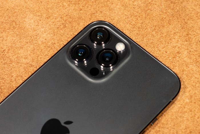 Die drei Kameras des iPhone 12 Pro Max. (Bild: Tobias Költzsch/Golem.de)