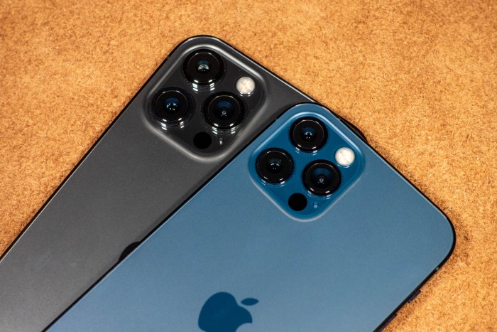 Die beiden Kameras sehen auf den ersten Blick gleich aus. (Bild: Tobias Költzsch/Golem.de)