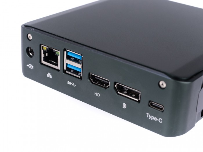 Die meisten Anschlüsse liegen auf der Rückseite des Librem Mini. (Bild: Martin Wolf/Golem.de)