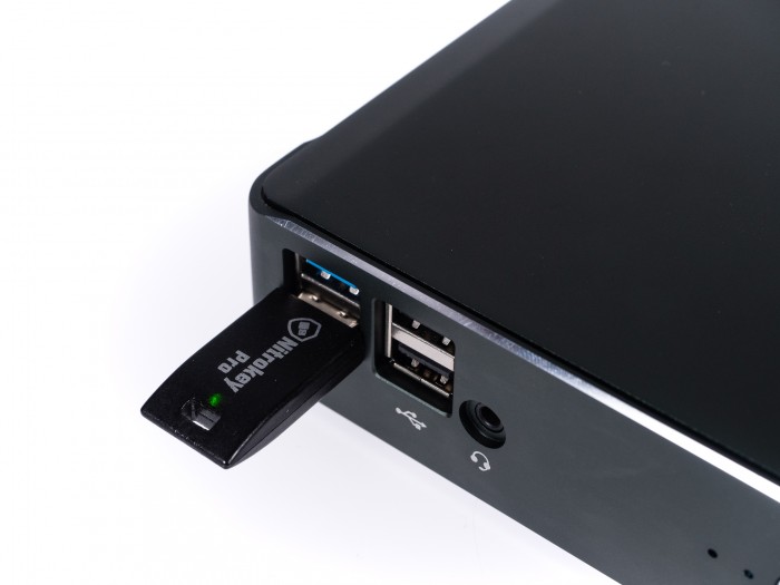 Blinkt der Sicherheitsschlüssel hingegen grün, ist alles in Ordnung. Hier kommt der baugleiche Nitrokey statt des Librem Key zum Einsatz. (Bild: Martin Wolf/Golem.de)