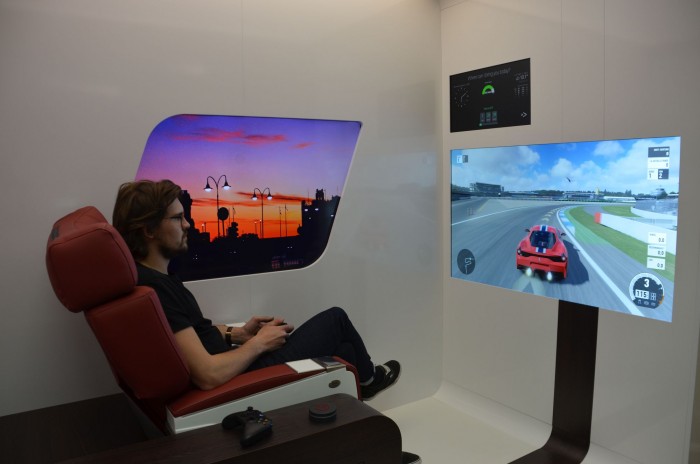 Der Fahrgast kann sich während der Fahrt am Bildschirm unterhalten... (Bild: Ottobahn)