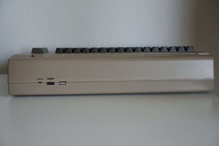 Der TheC64 Maxi hat auf der Rückseite nur einen Micro-USB-Port zum Anschließen des mitgelieferten externen Netzteils, eine HDMI-Buchse für Video und Audio sowie eine weitere USB-Buchse. (Bild: Miroslav Stimac)