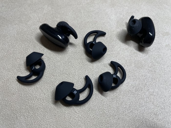 Boses Quiet Comfort Earbuds mit Aufsätzen in drei Größen (Bild: Ingo Pakalski/Golem.de)
