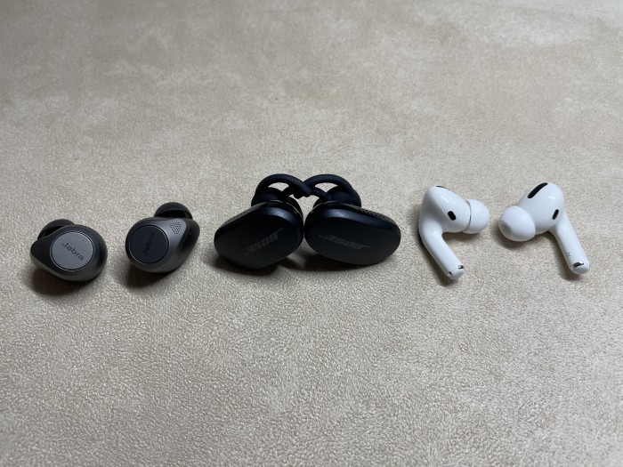 Größenvergleich Jabra Elite 85t, Bose Quiet Comfort Earbuds und Apple Airpods Pro (Bild: Ingo Pakalski/Golem.de)