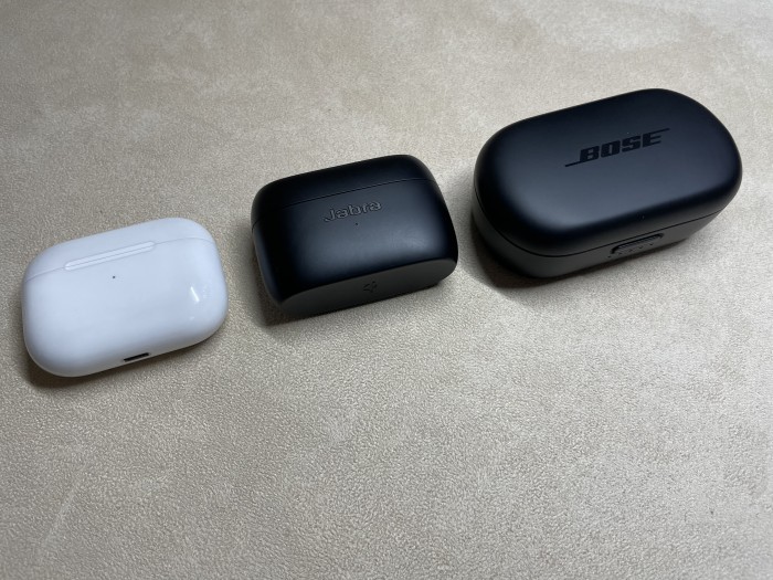 Größenvergleich der Ladeetuis für Airpods Pro, Elite 85t und Quiet Comfort Earbuds (Bild: Ingo Pakalski/Golem.de)