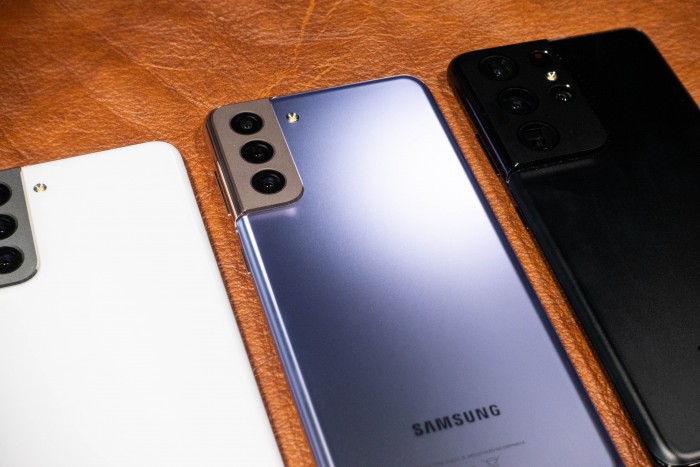 Den Rückseiten des Galaxy S21 und S21+ sieht man nicht an, dass sie aus Kunststoff sind. (Bild: Tobias Költzsch/Golem.de)