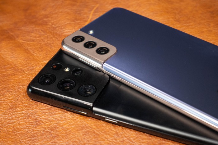 Das Galaxy S21 Ultra ist nicht nur größer als die beiden anderen Modelle, es ist auch merklich dicker und wiegt mehr. (Bild: Tobias Költzsch/Golem.de)