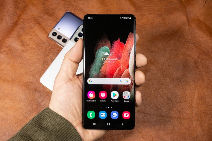 Das Galaxy S21 Ultra lässt sich merklich weniger gut in der Hand halten als das Galaxy S21. (Bild: Tobias Költzsch/Golem.de)