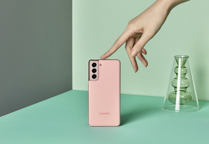 Das Galaxy S21 hat die gleiche Kamerakonfiguration des Vorgängers, das Design ist aber neu. (Bild: Samsung)