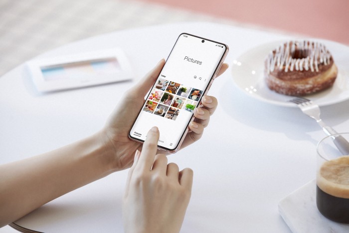 Das Galaxy S21 Plus ist technisch identisch mit dem Galaxy S21, aber etwas größer. (Bild: Samsung)